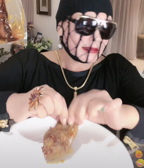 张兰|网友们看了张兰的最新直播造型后，都纷纷表示，笑到岔气了，兰姐到底干啥了？