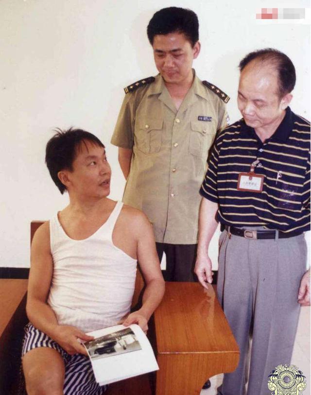 张子强世纪贼王张子强老照片出狱后很嚣张图2是与其老婆的合影