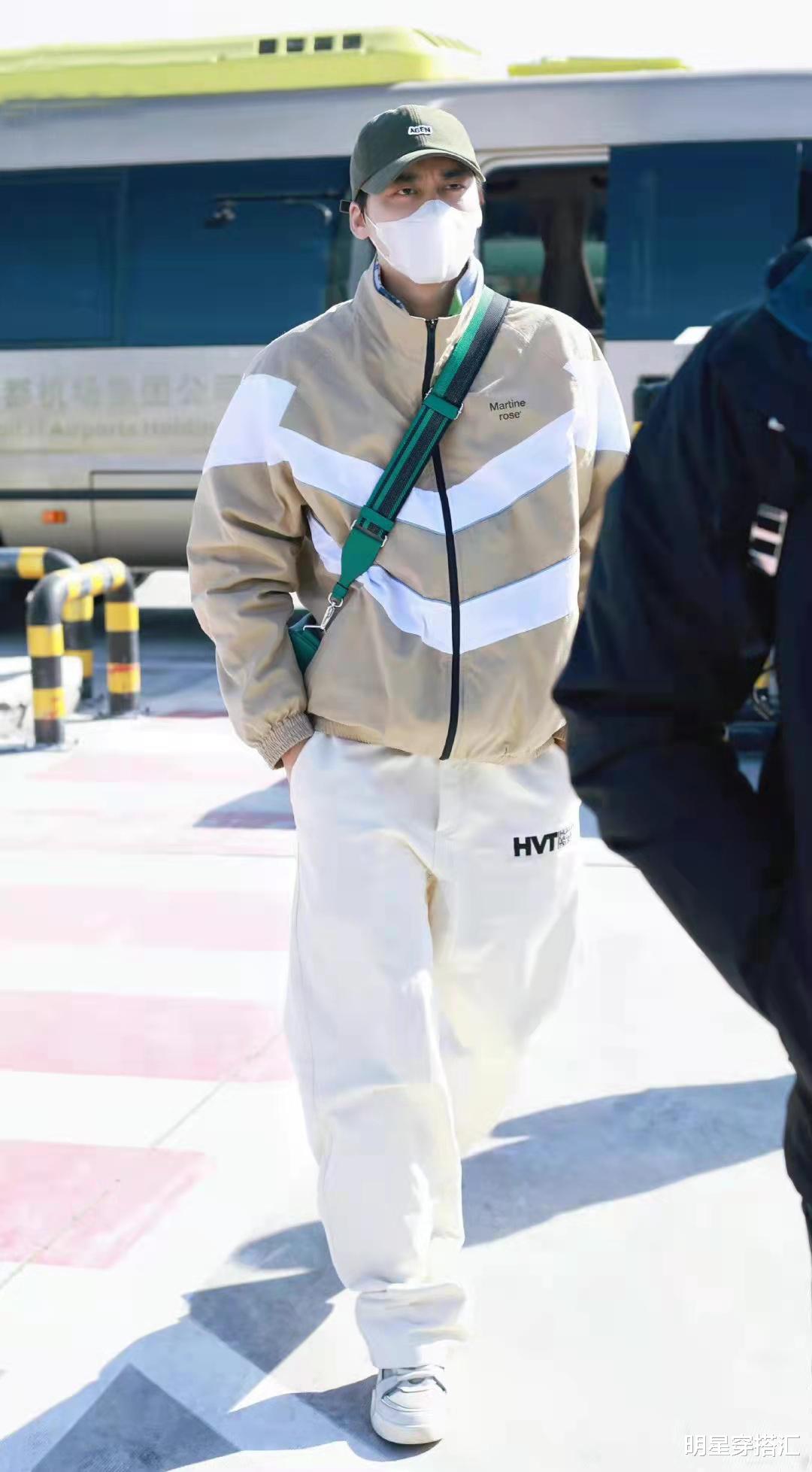 张彬彬|李易峰拼接卡其色休闲外套搭配白色休闲裤，休闲舒适，时尚有型