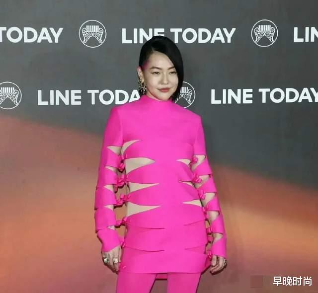 金针菇 小S具俊晔同台！死亡芭比粉一般人hold不住，网友：这有点打脸了