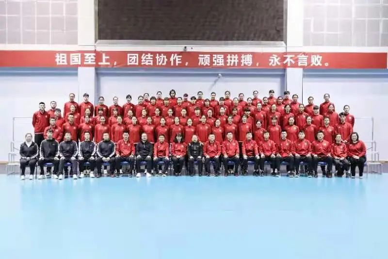c位|中国女排宣布67人入训练营，合影无包壮李童，C位的人不认识