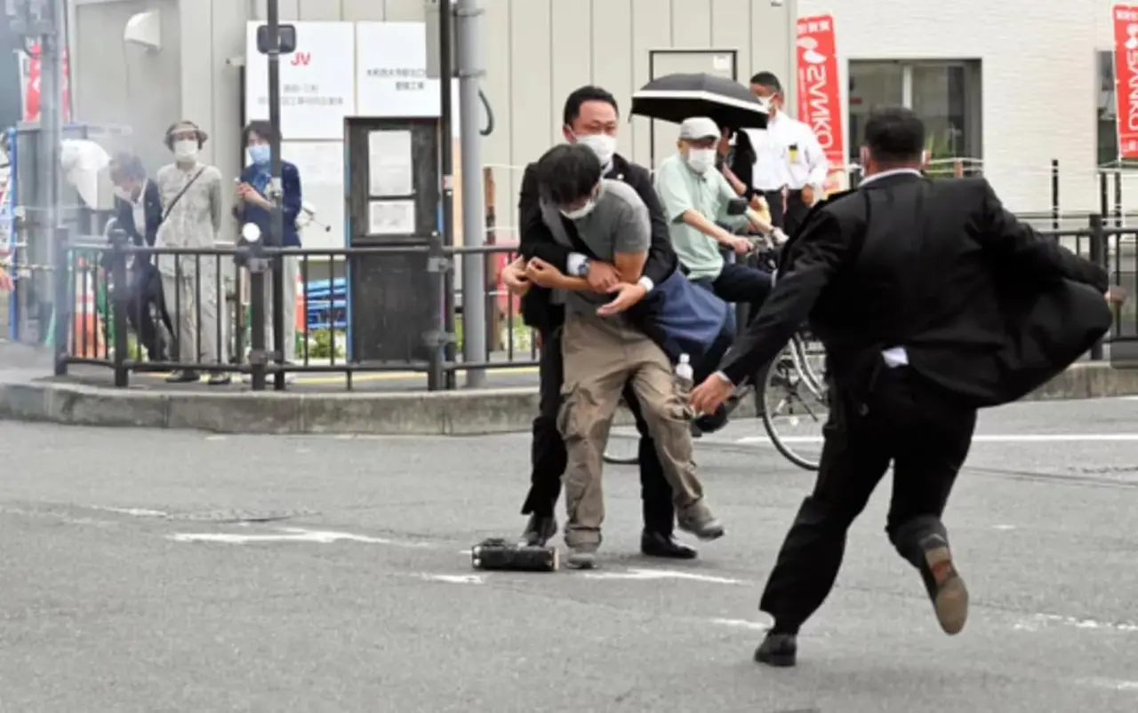 安培晋三被射杀,到底出于什么样的原因,是政治问题,还是个人恩怨关系。报复者胆大包天,关天化日之下行凶呢。