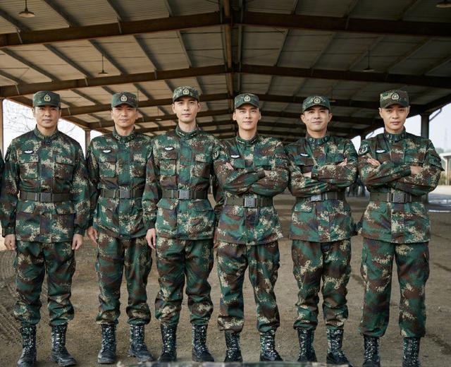 陈凯歌|《号手就位》中，一级军士长见了上尉，谁先敬礼？