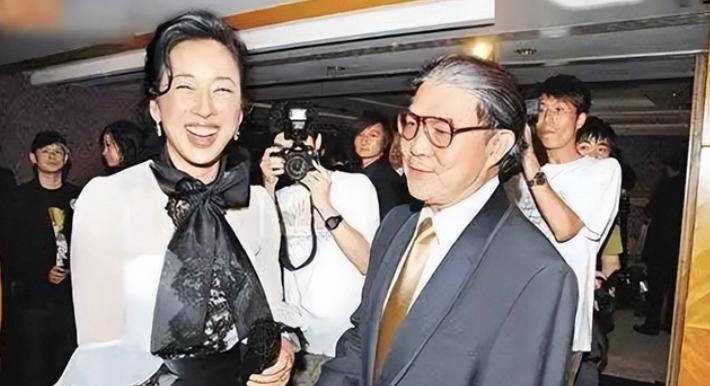 朱玲玲|朱玲玲带富豪老公露面！带鸽子蛋胸针显贵气，气质不输儿媳郭晶晶