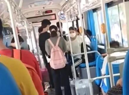 学生坐公交车没手机扫码,被司机呵斥赶下车,网友对此表示不满