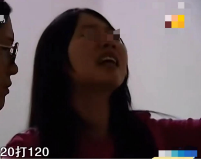 男子暴虐成性抛弃妻女患癌去世,亲戚上门逼迫前妻女儿为父送终,前妻怒砸遗像女儿道:死都不去。
