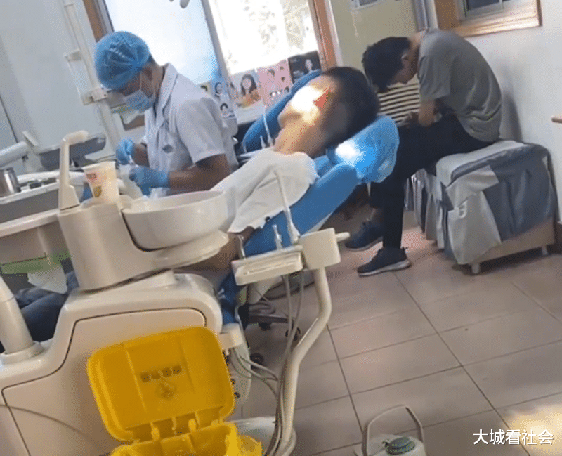 河南一男子和妻子开玩笑,结果牙齿被打掉了,妻子:说我像癞蛤蟆
