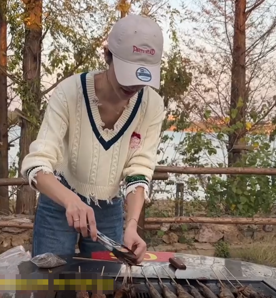 杨幂|林峯夫妇带女儿野外烧烤，亲密喂食大秀恩爱，贴身搂抱草地上翻滚