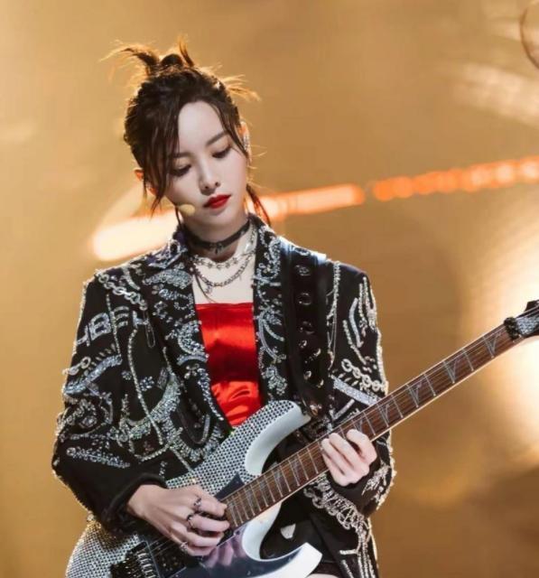 于文文|于文文成团夜拿下前3!《野蔷薇》虽迟但到的奖,终于还她一个第一