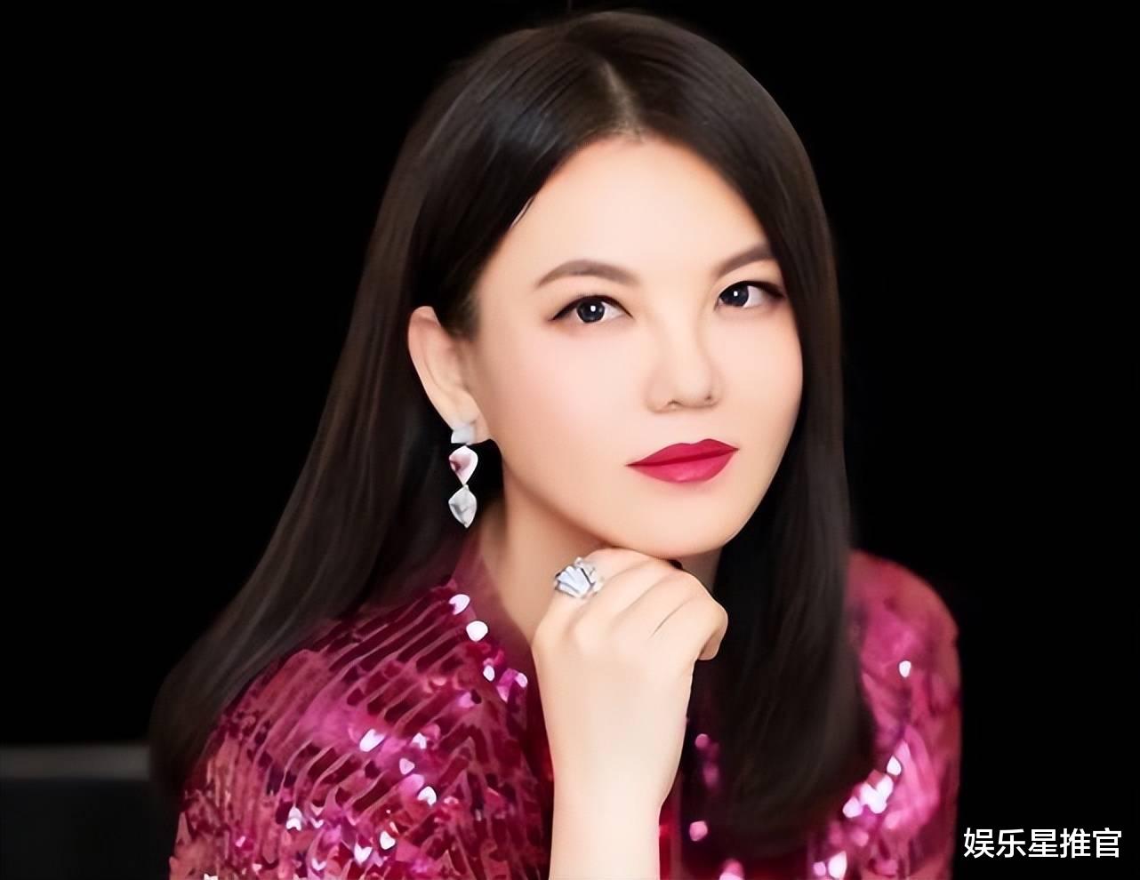 李湘|李湘母女伦敦逛街,13岁王诗龄又高又瘦像明星,王岳伦不见人影