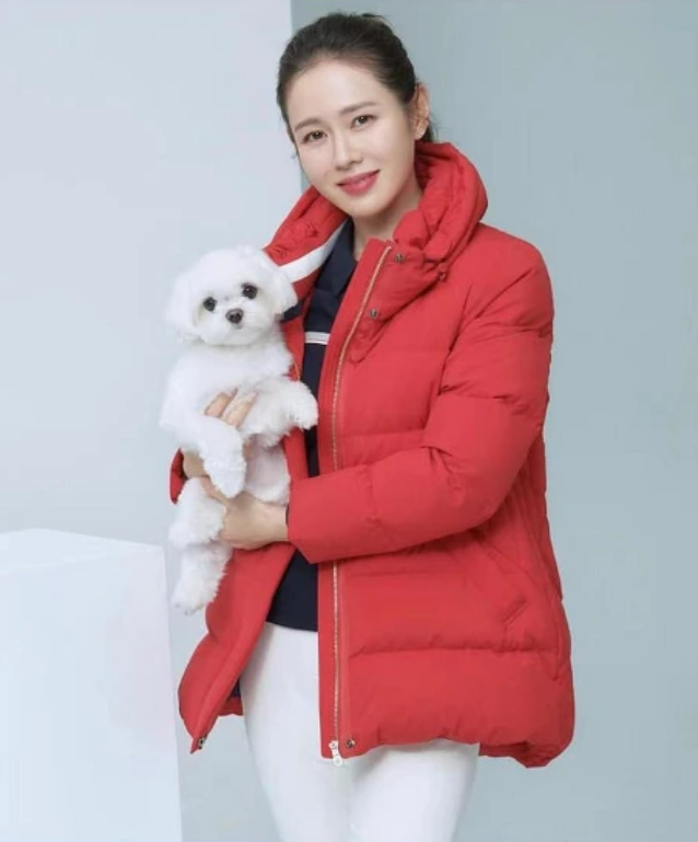 孙艺珍|孙艺珍怀孕已四个月，近照曝光肚子凸起明显，还用手护住肚中宝宝