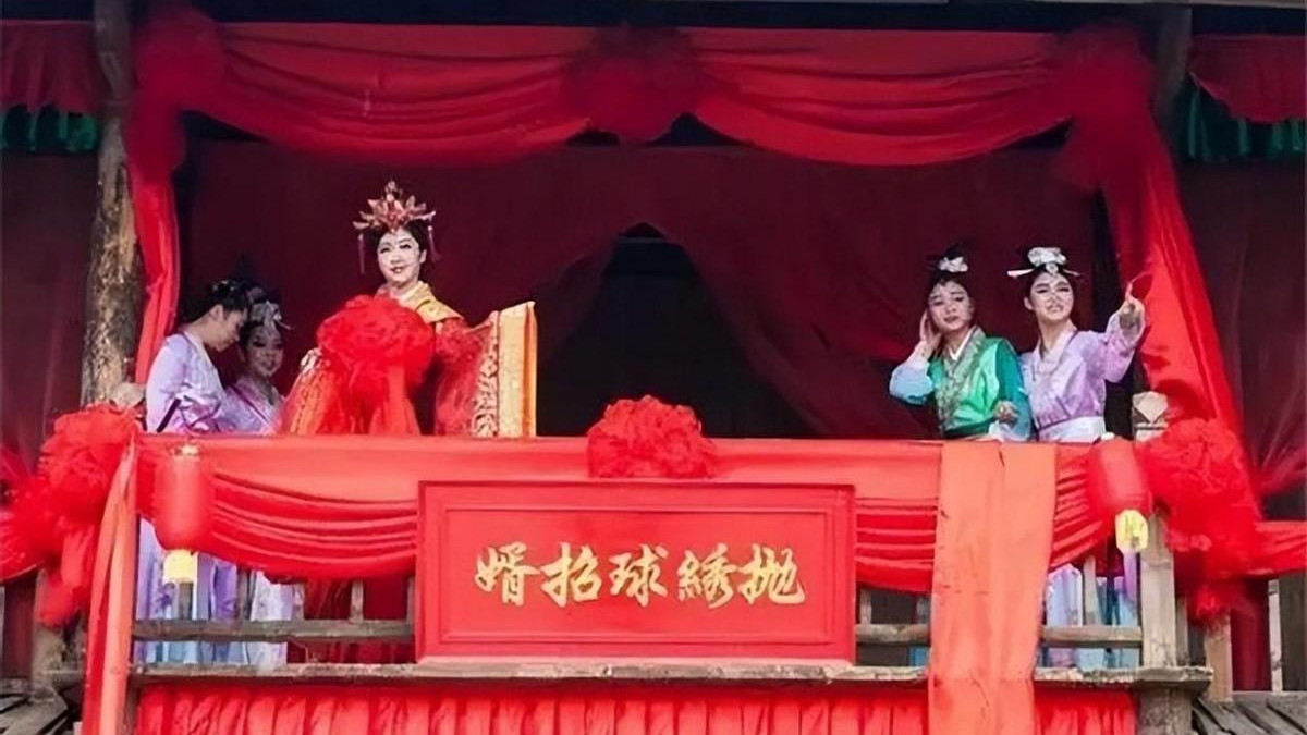富家才女说了一个上联，称：我不看长相，谁能接出下联我就嫁给谁