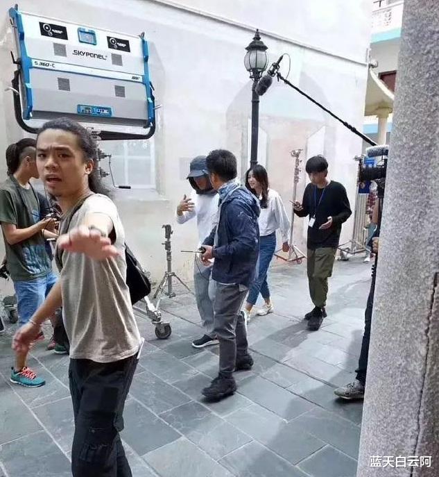 王宝强|王宝强追忆往事：周星驰要求一场戏拍50多遍，跟甄子丹打斗很吃力