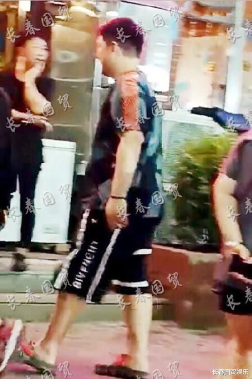 倪妮|赵本山25岁儿子近照曝光，穿着随意吃烧烤，前呼后拥排场大