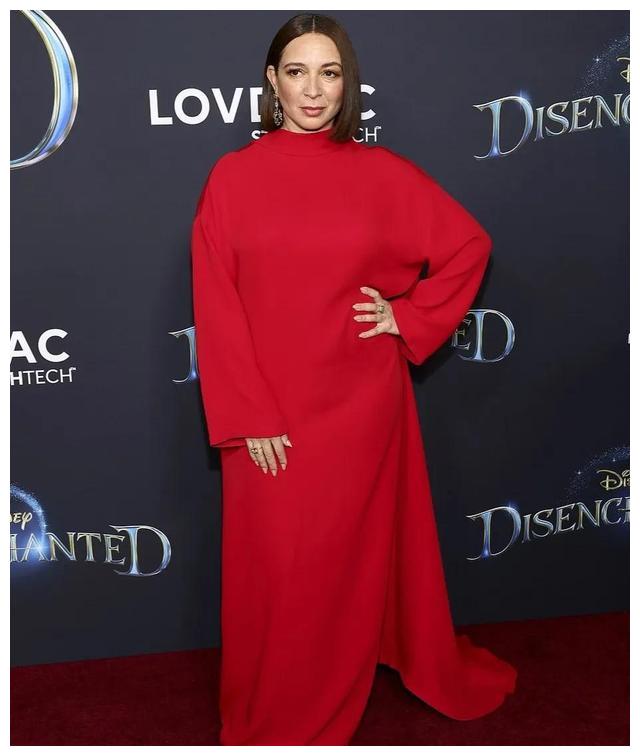 艾米·亚当斯身穿深v紫红礼服亮相《魔法奇缘2》的洛杉矶首映式