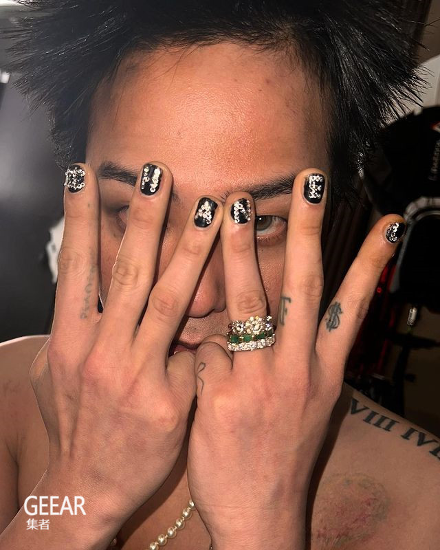 肠胃 最时尚的美甲潮流！把名牌Logo放在指尖上