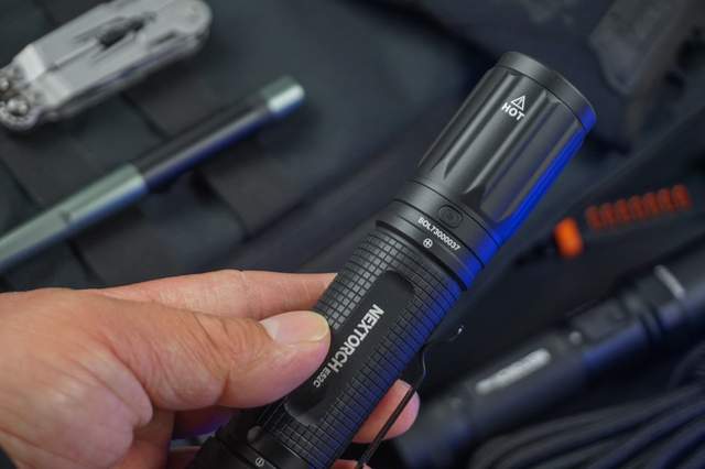 电池|你离高性能泛光手电只差一步,纳丽德便携式手电E52C