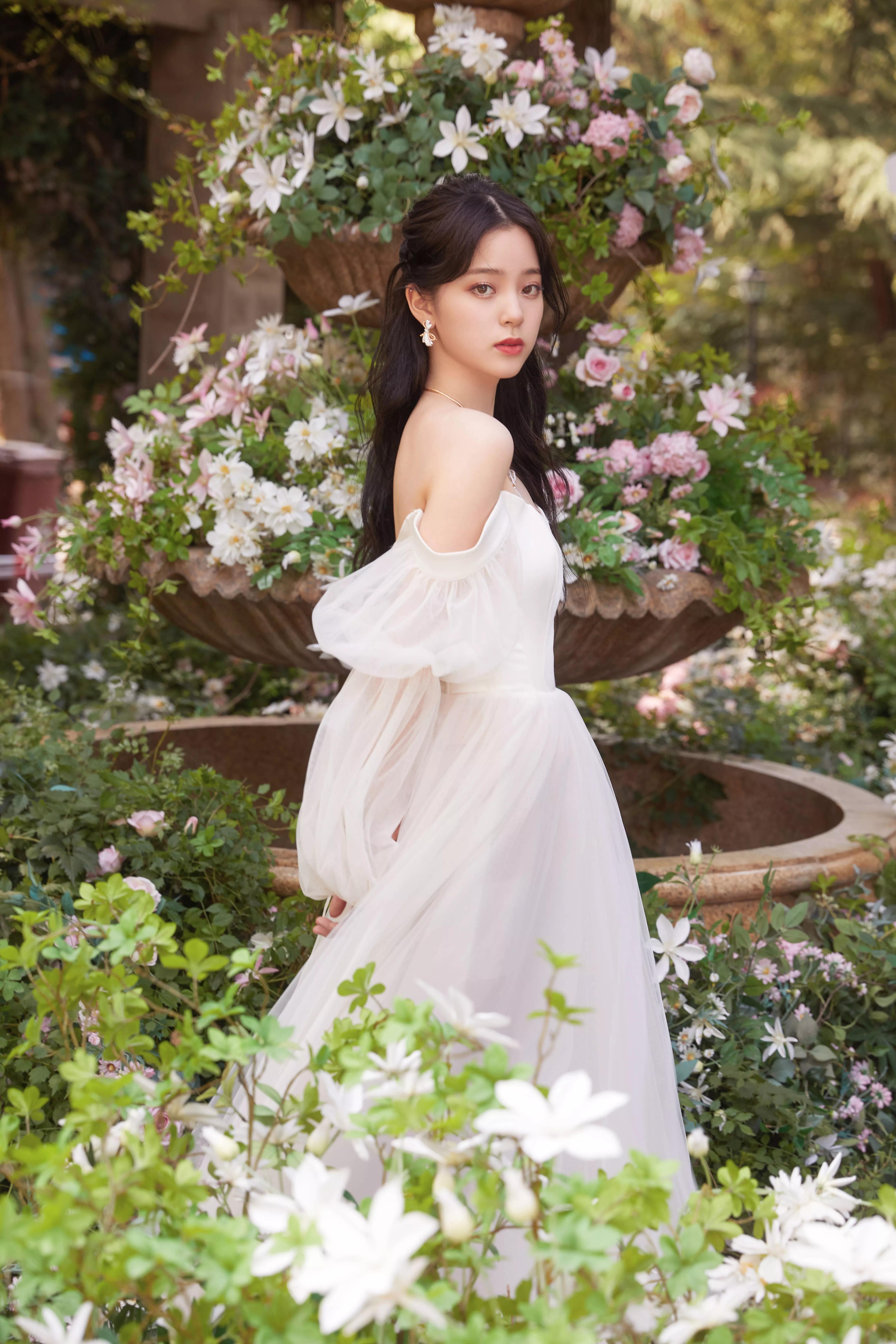 白梦妍|女明星赏花写真合集:刘诗诗 赵丽颖 刘亦菲 杨幂 白鹿 杨颖 李沁 杨紫