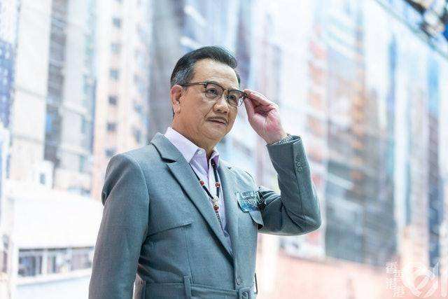 |74岁知名男星移居加拿大！满头白发状态好，身材匀称显年轻