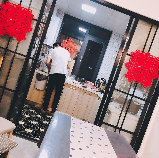 婚房装修完工入住,老公特地准备一间卧室当衣帽间,整体实用温馨