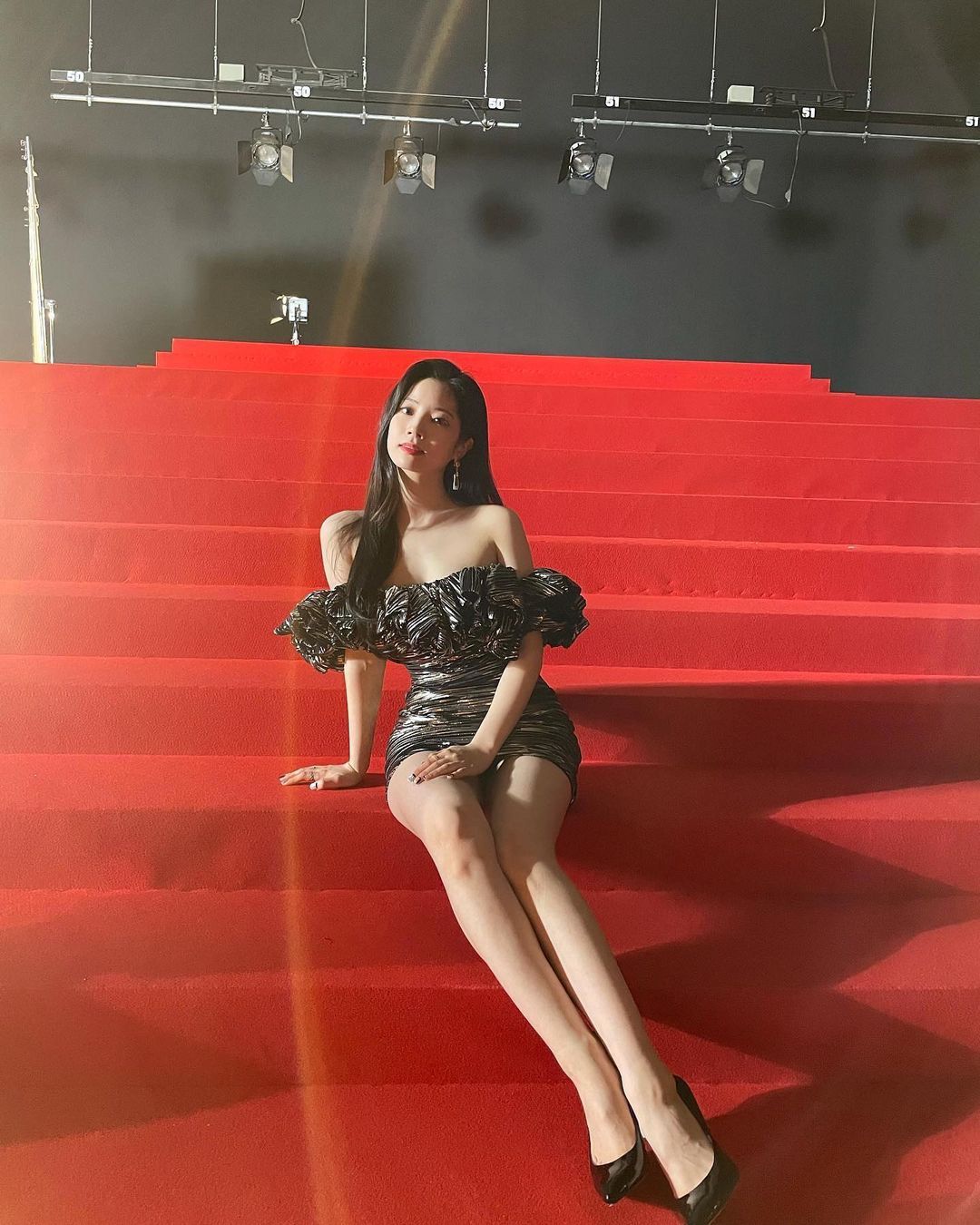 金多贤|TWICE多贤晒美照，秀出修长双腿，圆润肩线，完美消化露肩时尚