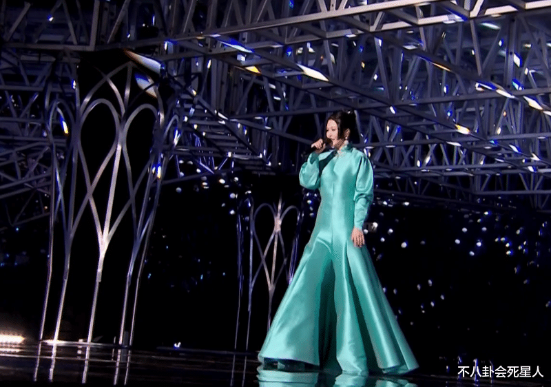 跨年 ?26位女星跨年争艳大戏:杨幂穿貂,杨紫撩开刘海,一个比一个有招