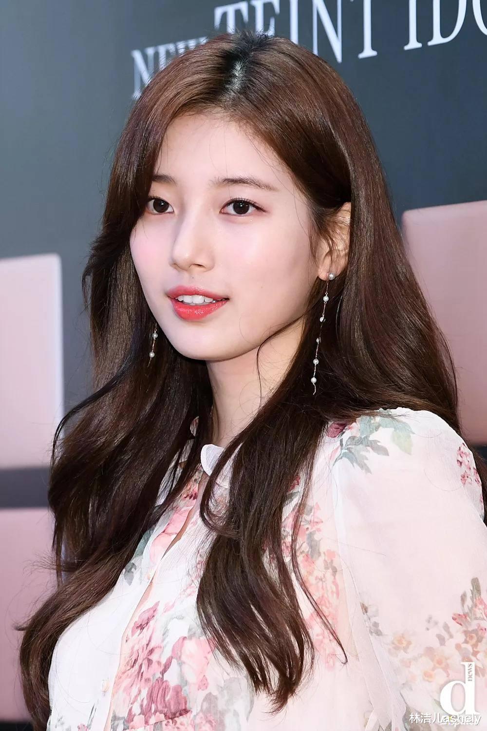 眼线 秀智IU的妆容看着温柔清淡,但眼妆却能放大双眼,全靠轻透感眼线