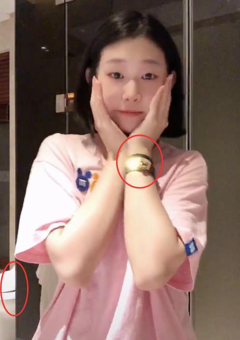 小沈阳|小沈阳15岁女儿显成熟，豪宅厕所跳热舞，手上一条小皮带近4千