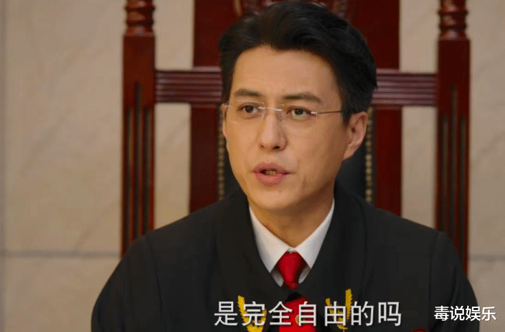 靳东|靳东新剧饰演庭长,口音转换彰显实力,白头发更是亮点