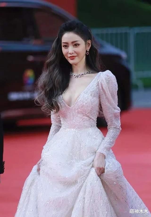 陈都灵|北影节红毯名场面:陈都灵脱妆被李一桐艳压,时代少年团抢麦出圈