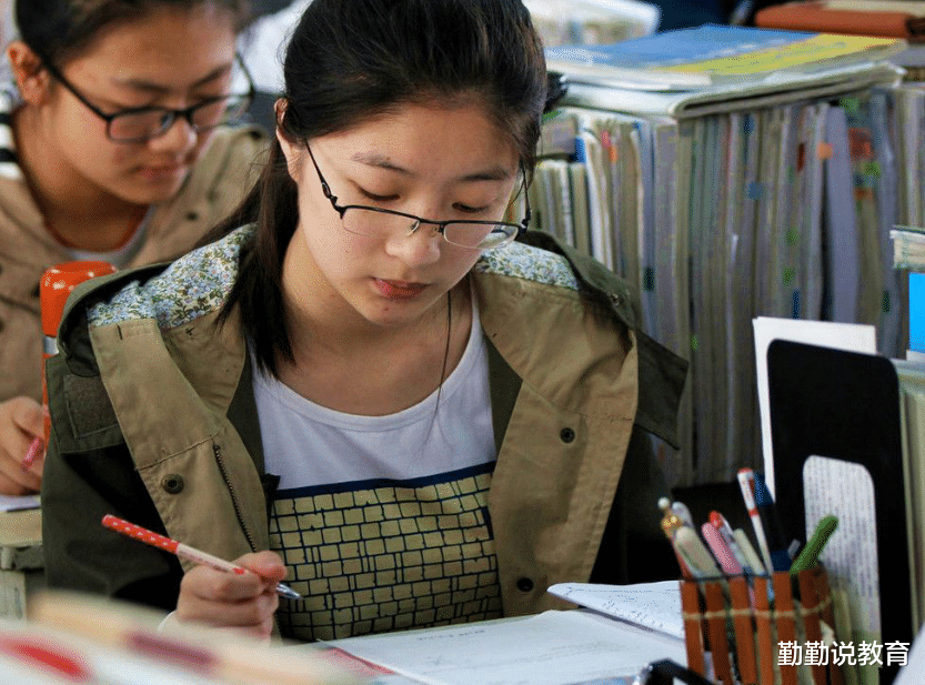 大学|“后悔花14万供孩子上大学”,农民工含泪说出真心话,原因很现实