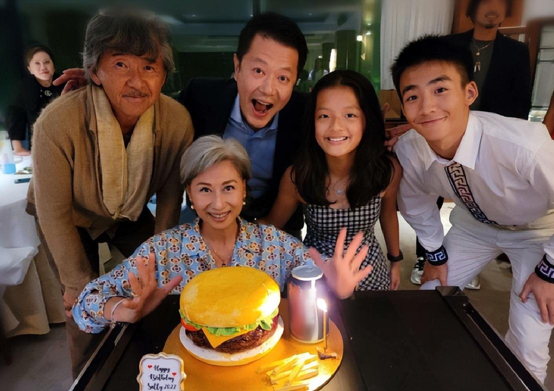 叶倩文|叶倩文庆生,61岁穿睡衣出镜随性又时尚,郭晶晶婆婆都被比下去了