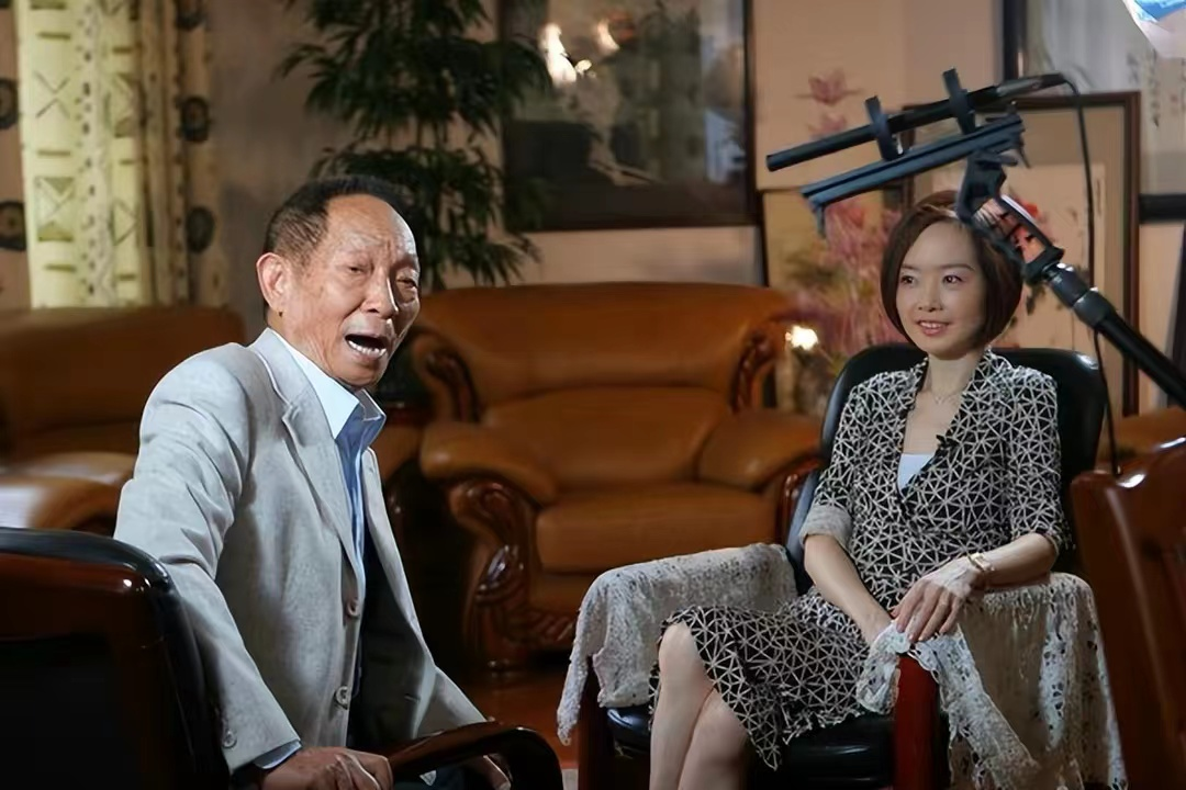鲁豫 52岁鲁豫独自外出做美甲，身形圆润眼神高冷，打扮靓丽宛如少女