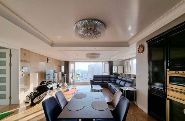 200大平层,得亏是顶楼,客餐厅装成暗黑系,显得又酷又高级!