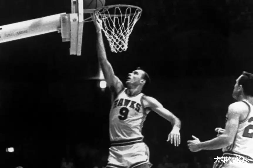 勒布朗·詹姆斯|美媒列出了至少十次入选最佳阵容一阵的十名球员，谁的数据更好