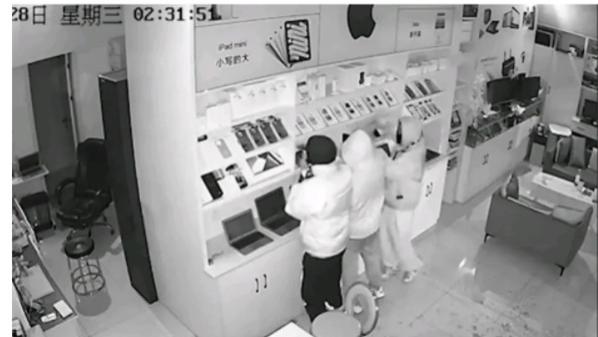 “偷了个寂寞！”12月28日，浙江杭州，3名男子凌晨2点半潜入手机店盗窃
