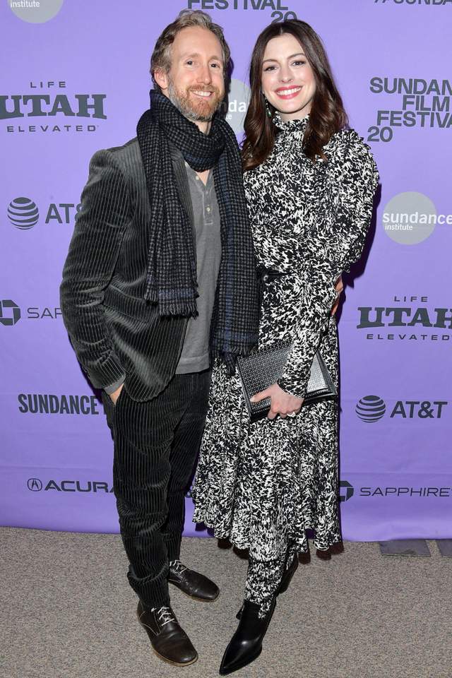 辣妈|安妮·海瑟薇一家海外度假！辣妈遛娃打扮超靓，小儿子呆萌惹人爱