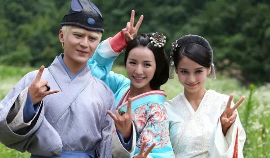 于正|欢娱影视签约新人，于正直言照片选得太丑，像陈晓又像朱一龙