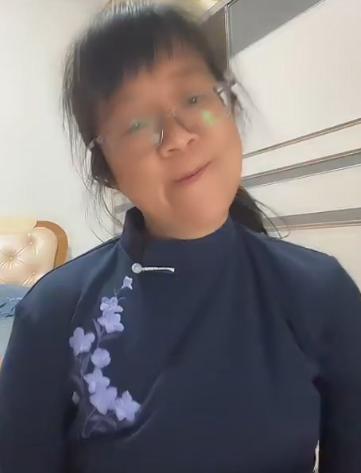 余秀华|余秀华直播引争议，低垂眼歪嘴笑神情阴郁，粉丝呼吁看心理医生