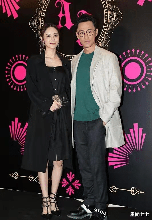 林峰|林峰罕带娇妻亮相，斯文败类打扮显贵公子气，妻子站姿拘谨不自信