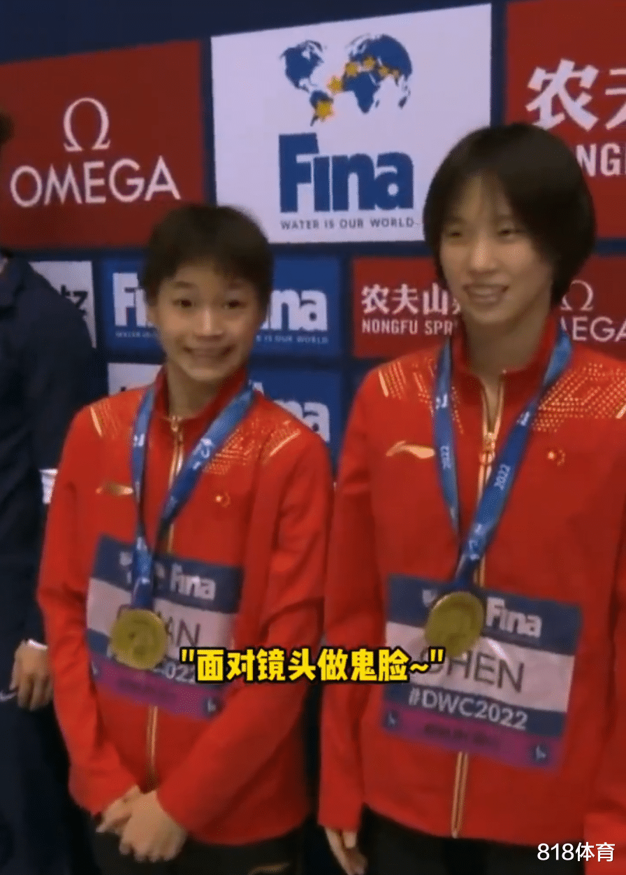 全红婵|耍宝! 全红婵夺冠颁奖预演为对手鼓掌, 戴金牌老实转脸冲镜头做鬼脸