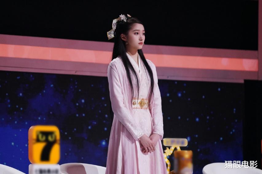 豆瓣|关晓彤古装造型绝了！穿红色战衣手持长剑，网友：侠女好美