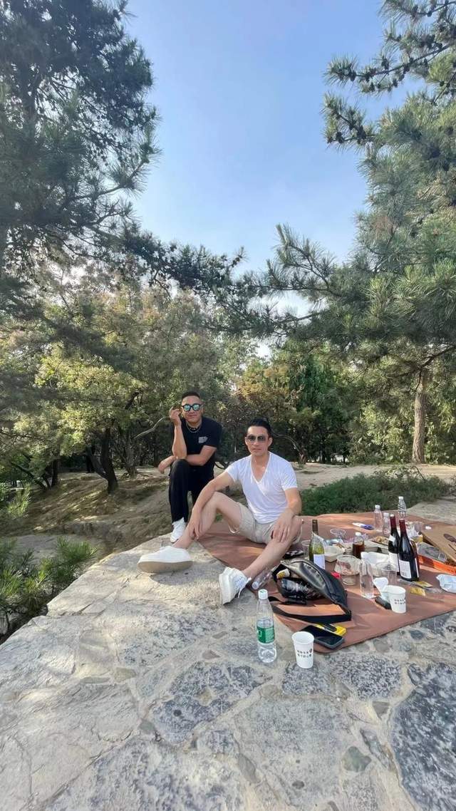 汪小菲|汪小菲晒野餐照被网友发现和张颖颖发的一样，网友：承认能怎么样