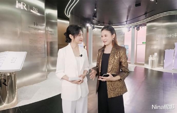 周涛|周涛现身杭州湖滨,51岁穿西装主持打扮光鲜很精神,不愧是央视出来的