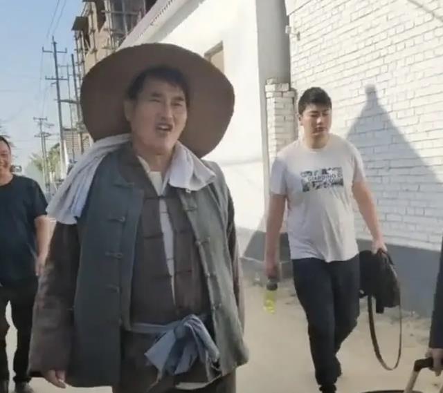 陈萌|陈萌被曝开小黄车，要求朱家买学区房，网友：没结婚就现原形？