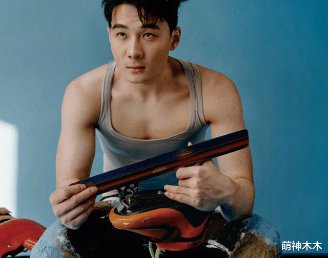 任嘉伦|人不可貌相,48岁何炅胳膊肌肉线条明显,24岁刘昊然却有肚腩