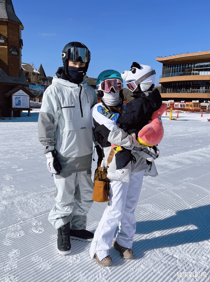 董璇|陈晓儿子眉眼复制爸,董璇女儿神似妈,10后星二代颜值担当是谁?