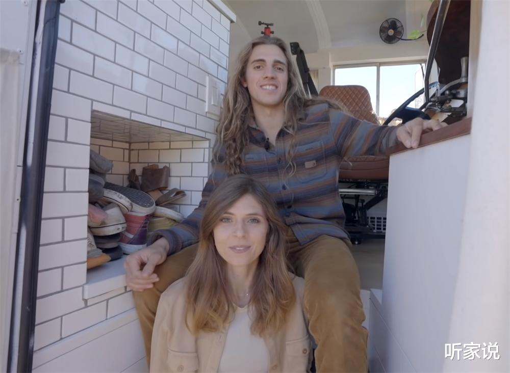 小夫妻在“螺蛳壳里做道场”:旧校车变24㎡蜗居,半平米都不浪费