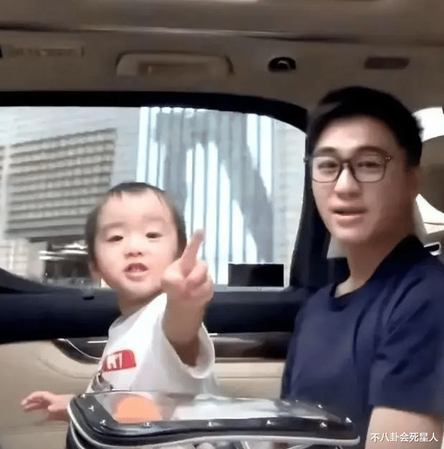 奚梦瑶|奚梦瑶一家三口罕现身，背4万包包，带3人随从排场大