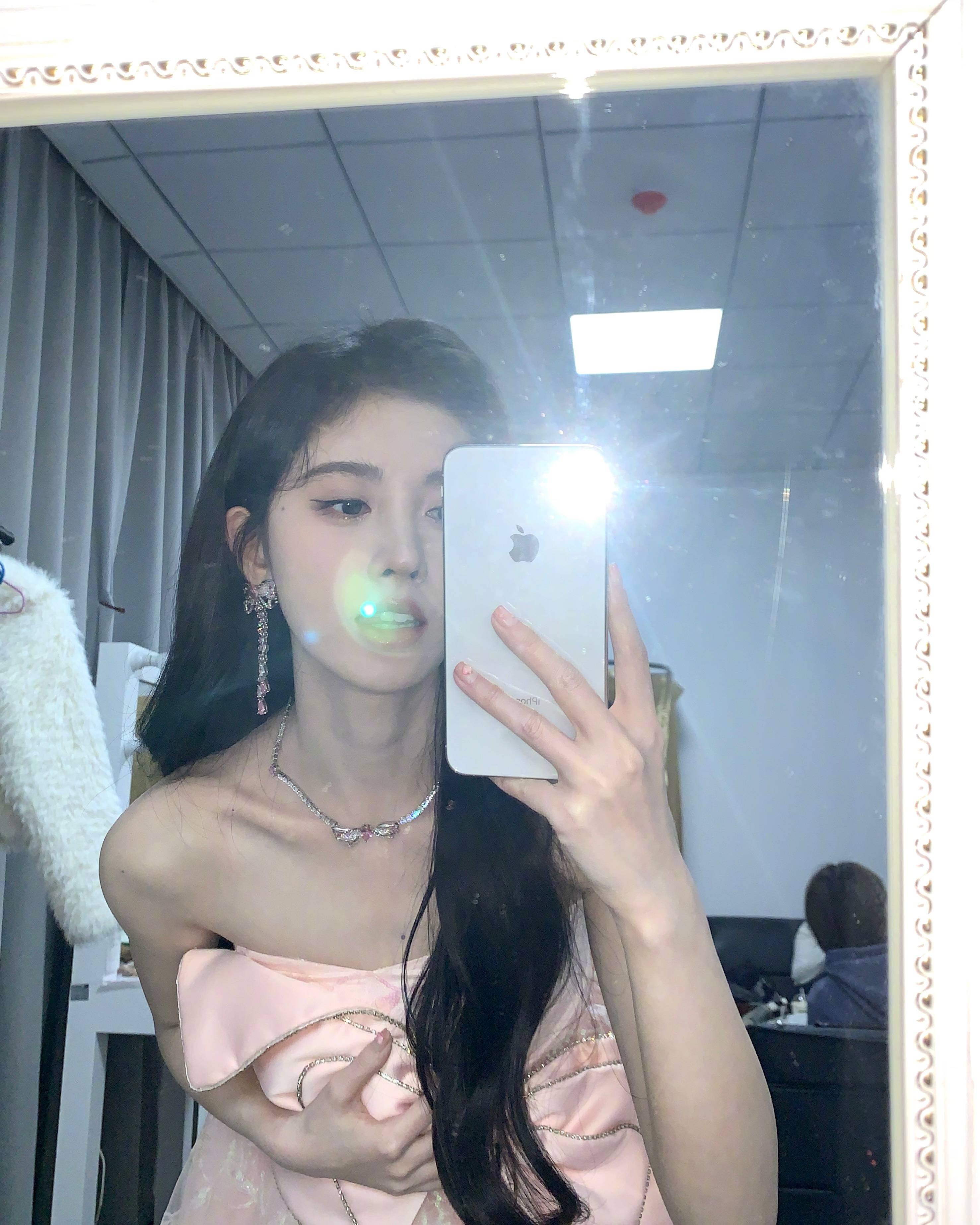 杨幂|鞠婧祎秀腊八自拍，生图太能打了